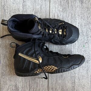 Nike Air Foamposite Black & Gold Sneakers